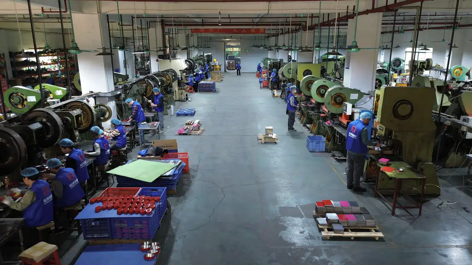 Production workshop at Junmei tin box factory