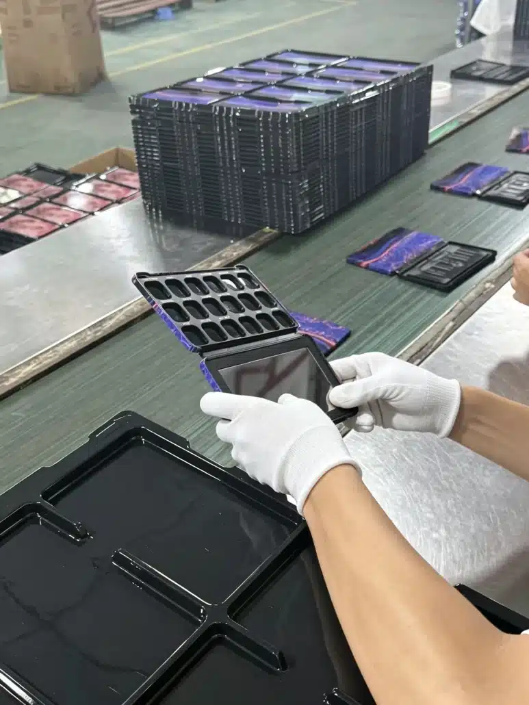 Assembly of the ADIFA palette interior