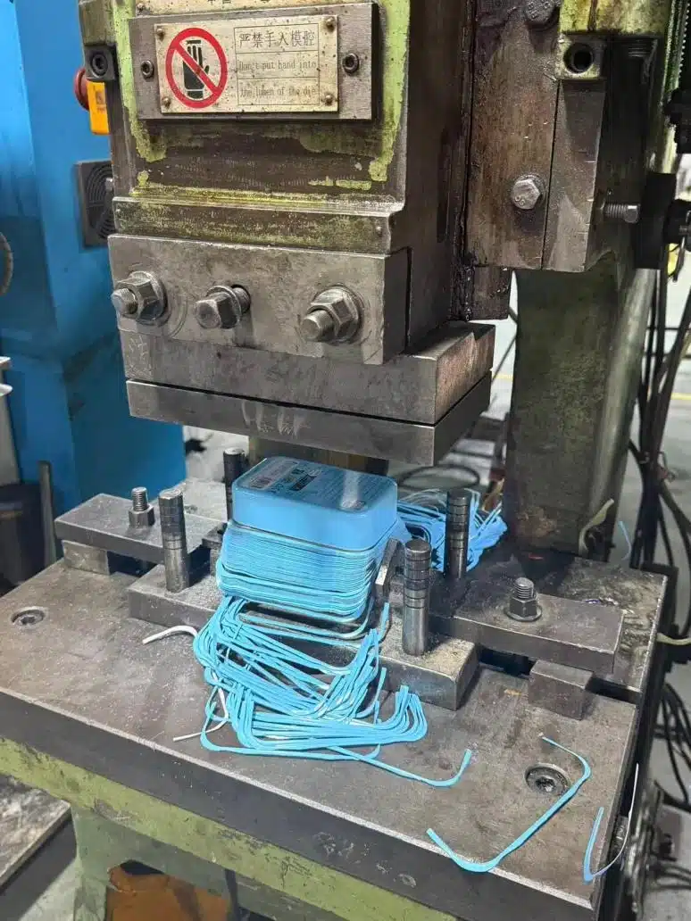 Hape tin components at the forming press